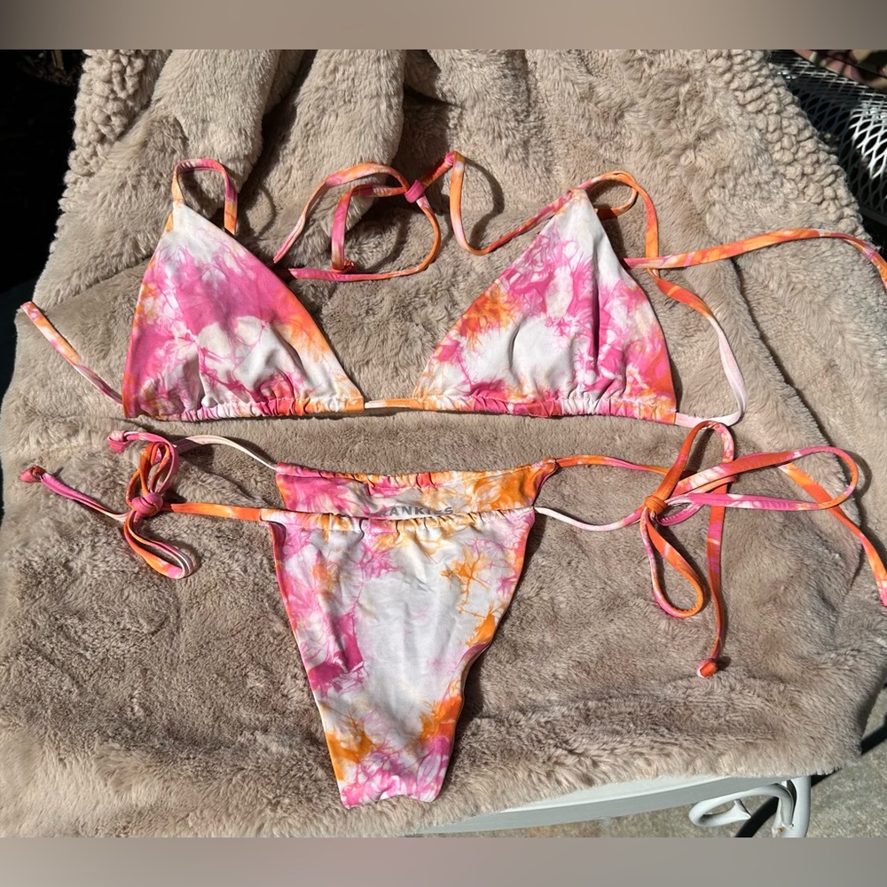 Frankie’s Bikinis, Serbet tie die bikini